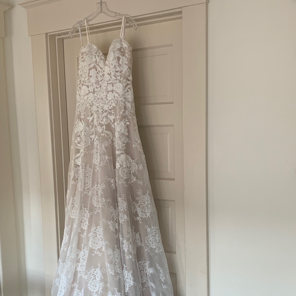 Beautiful lace Wedding dress